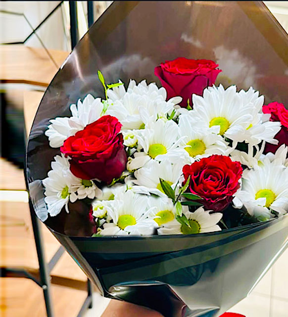 siyah_bukette_4_kirmizigul_papatyalar_2_9022025.jpg